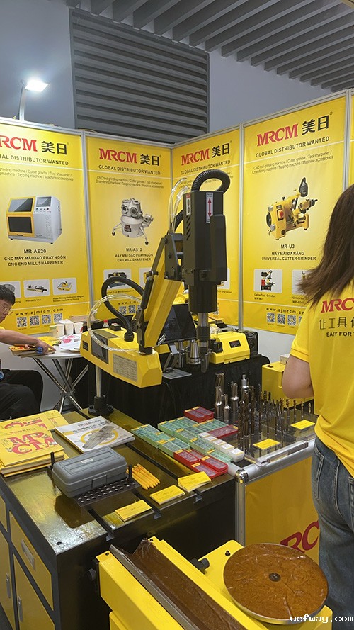 7.浙江美日机床展出的自动化工具磨单元.jpg